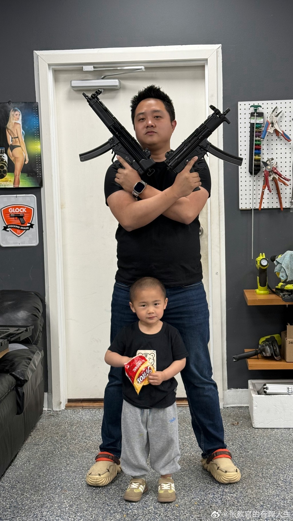 「張教官」（原名張健豪），其賬號「張教官的有趣人生」內容涵蓋旅行探險、救援任務、家庭互動及公益活動。微博＠張教官的有趣人生