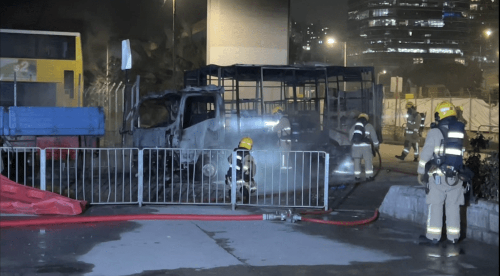 周五(12日)凌晨零時許,翠興街天橋底一部貨車起火,全車燒毀,並波及前方一輛吊臂車。蔡楚輝攝 周五(12日)凌晨零時許,翠興街天橋底一部貨車起火,全車燒毀,並波及前方一輛吊臂車。蔡楚輝攝