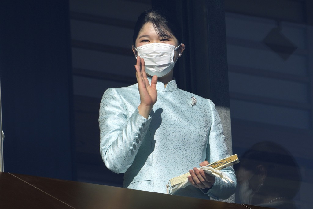 日本愛子公主首度參加「新年一般參賀」活動，在陽台上向祝福者揮手致意。AP