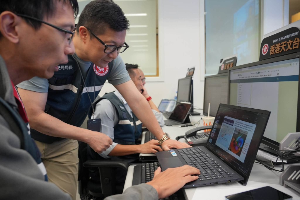 鄧炳強(右)呼籲市民千萬不要出外追風。FB:鄧炳強 鄧炳強(右)呼籲市民千萬不要出外追風。FB:鄧炳強