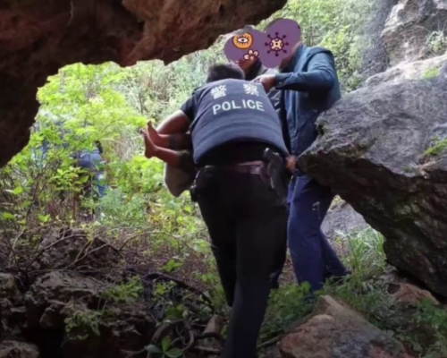 警方在永勝縣永北鎮大山上一個山洞內找到被抱走的男孩。(網圖)
