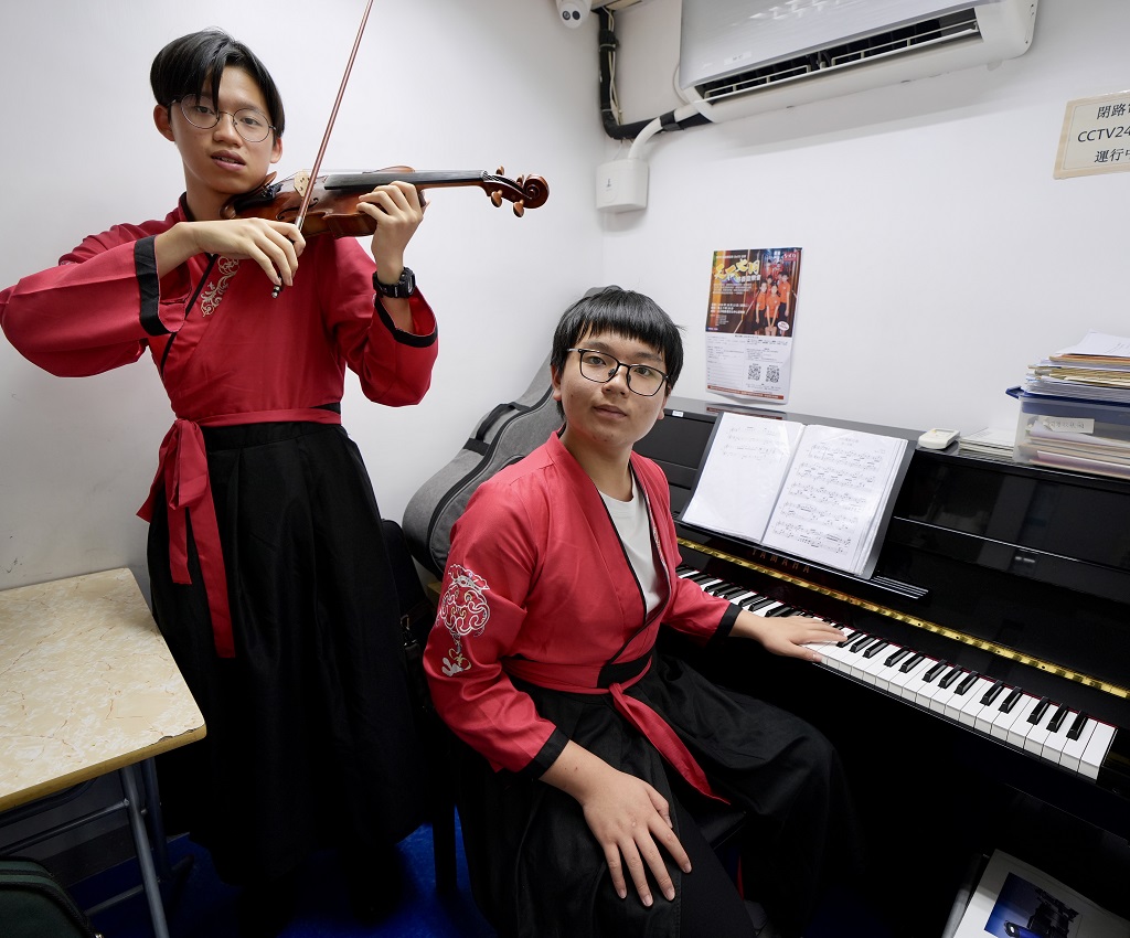 楊齊(右)及周芷浚(左)將於文化中心慈善音樂會中壓軸合奏《如願》。 楊齊(右)及周芷浚(左)將於文化中心慈善音樂會中壓軸合奏《如願》。