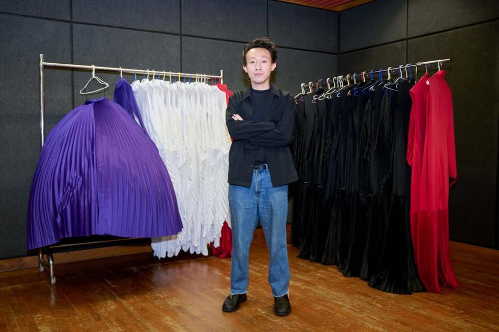 Robert为香港芭蕾舞团新作《华丽摇滚》打造舞衣。