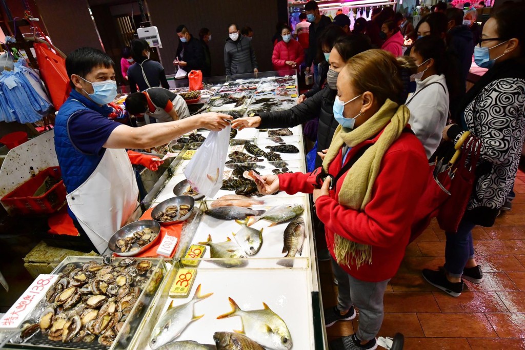 市民到街市買餸。