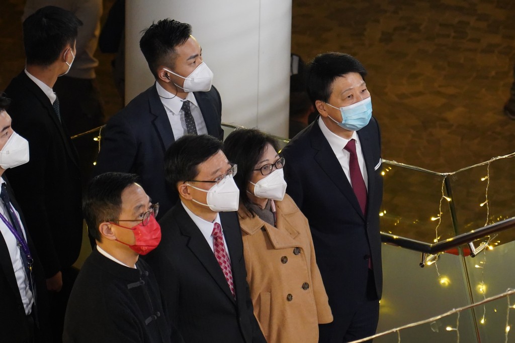 李家超夫妇及杨润雄陪伴市民倒数。
