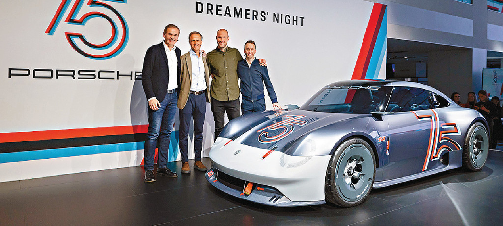 ■新車揭幕嘉賓包括（左起）保時捷董事局主席Oliver Blume、設計部副總裁Michael Mauer、品牌大使Aksel Lund Svindal及Timo Bernhard。
