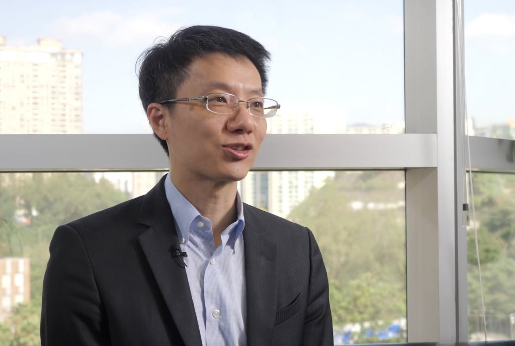 香港理工大學軟材料及器件講座教授鄭子劍自2009年加入理大以來便專攻此領域,他認為柔性電子在日常應用上將大有可為。 香港理工大學軟材料及器件講座教授鄭子劍自2009年加入理大以來便專攻此領域,他認為柔性電子在日常應用上將大有可為。