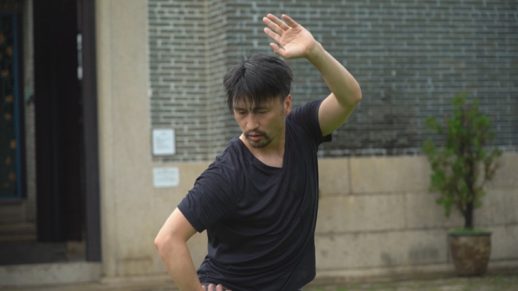 從張國榮身上領略其嬌美動人的體態。