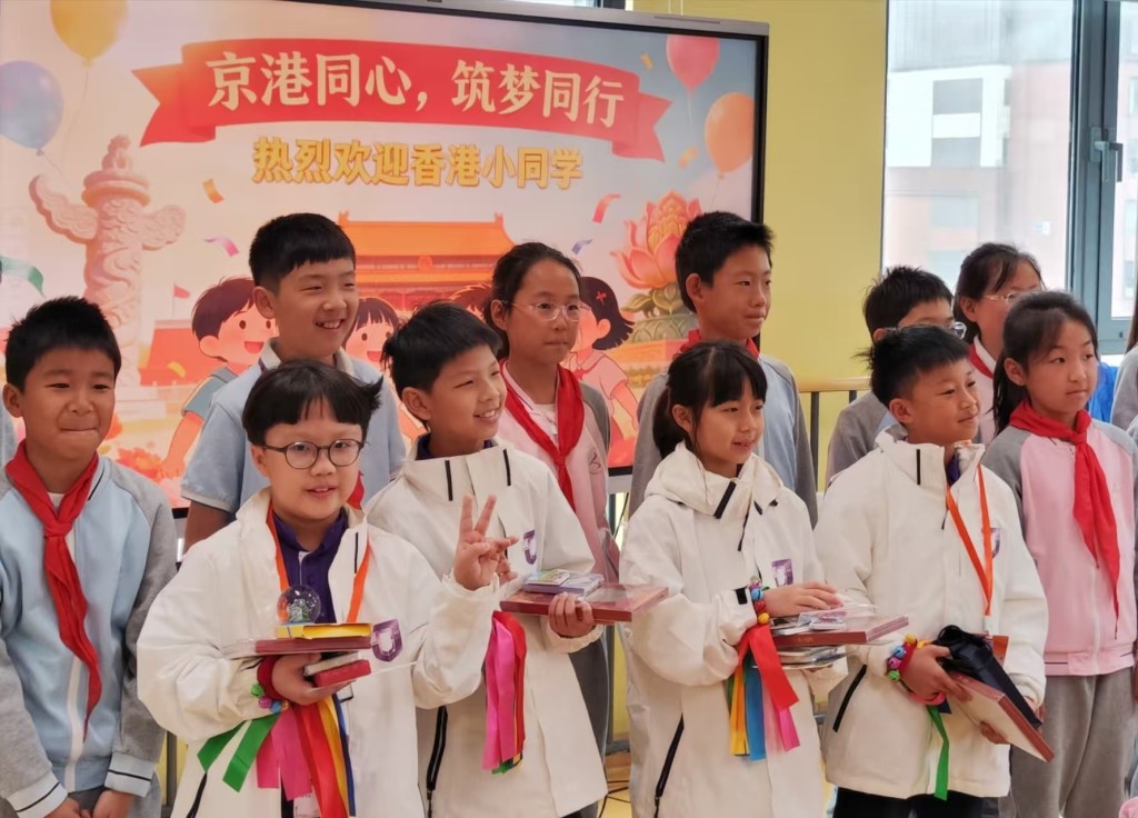 參訪團團員與北京市中關村第三小學科技園分校學生交流合照。