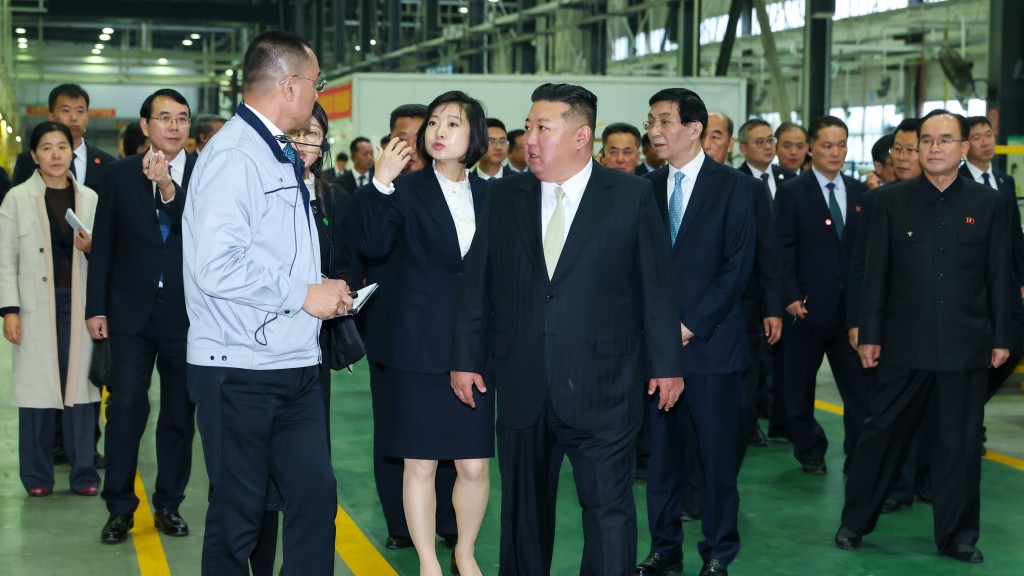 王沪宁陪同金正恩参观丹东的汽车工厂，考察厂房并听取介绍。 新华社