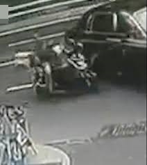 外賣電單車與千萬勞斯萊斯相撞,目擊者們:外賣員要賠慘。影片截圖