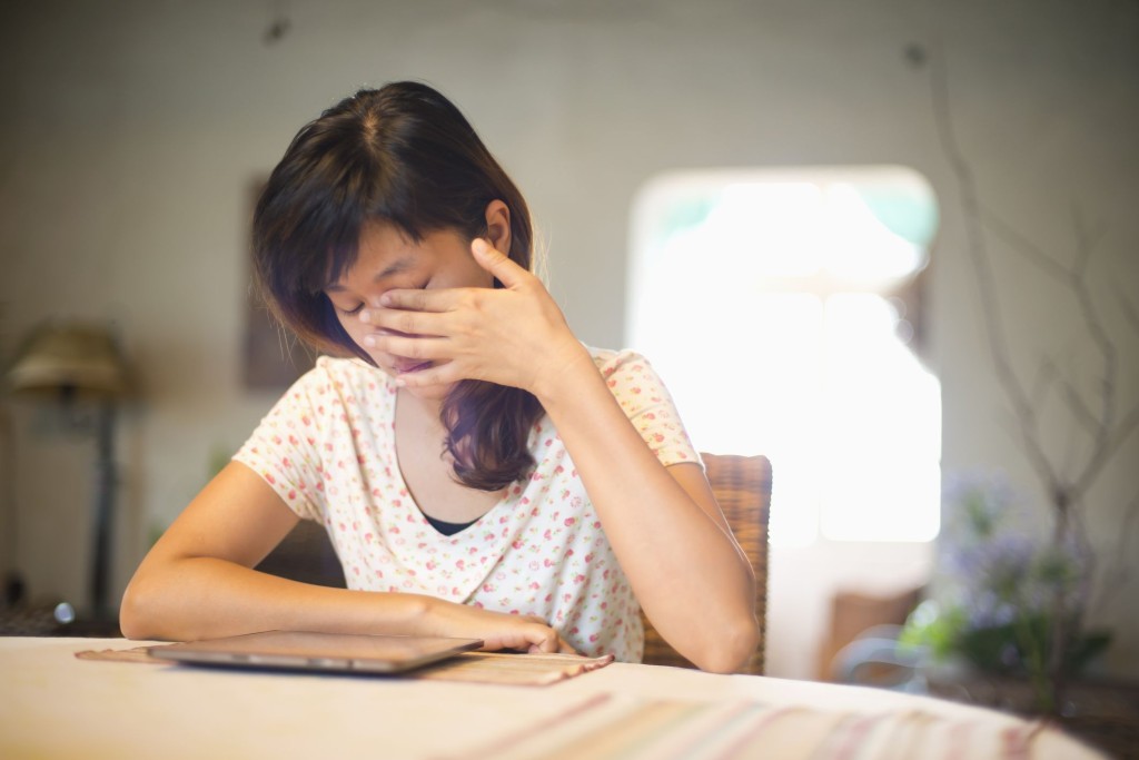 女子拆快递后揉眼睛确诊带状疱疹。 示意图非当事人