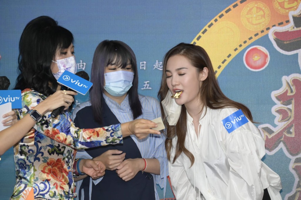 七仙羽即場為眾人進行貼金升運儀式。