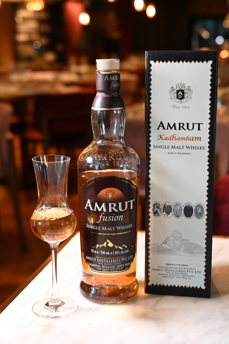 Amrut Fusion Single Malt 入口具丰厚大麦和果香，散发柑橘、香料、果酱及奶油甜味的丰富层次。