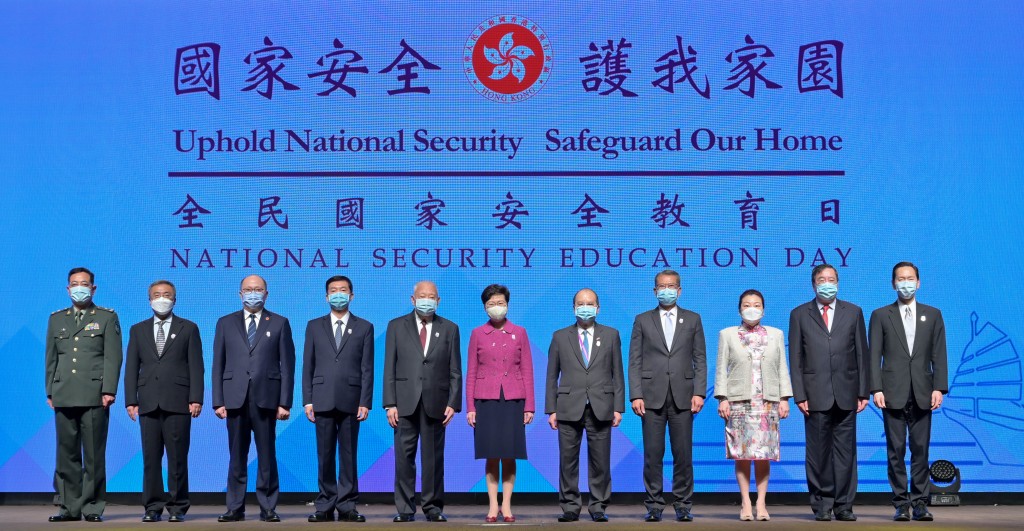 陳茂波（右四）出席「全民國家安全教育日」研討會。