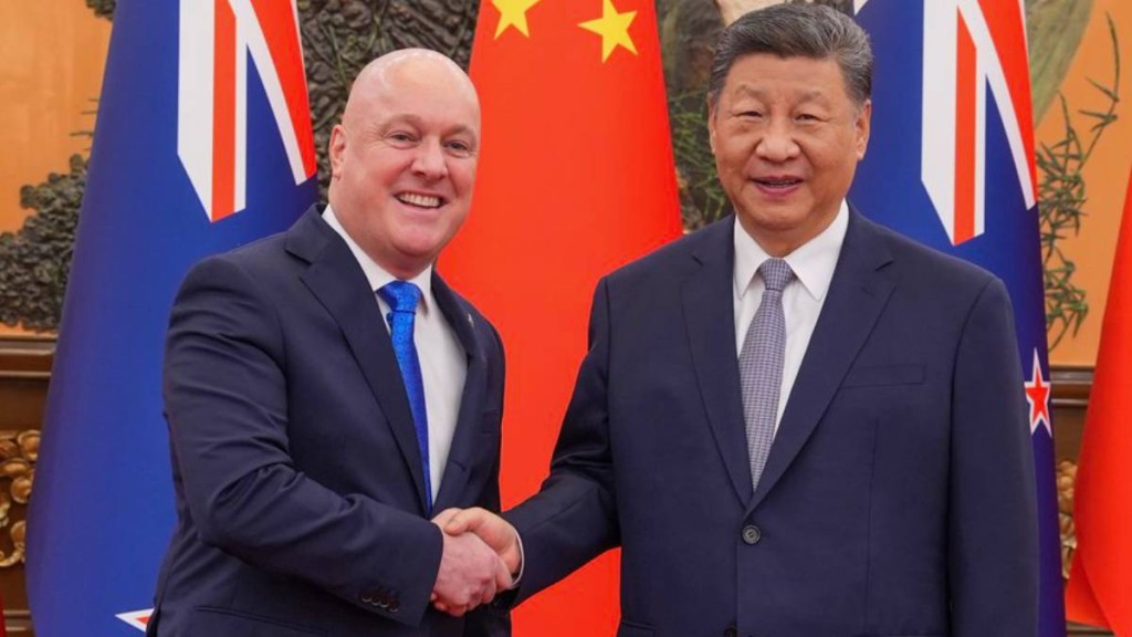 習近平在北京人民大會堂會見到訪的新西蘭總理盧克森。X@chrisluxonmp