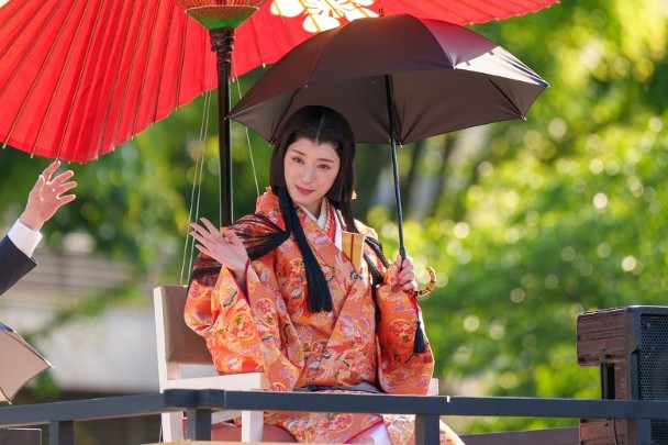 和式紙傘下再拿黑色傘遮太陽，網民鬧爆不專業，並且破壞傳統。