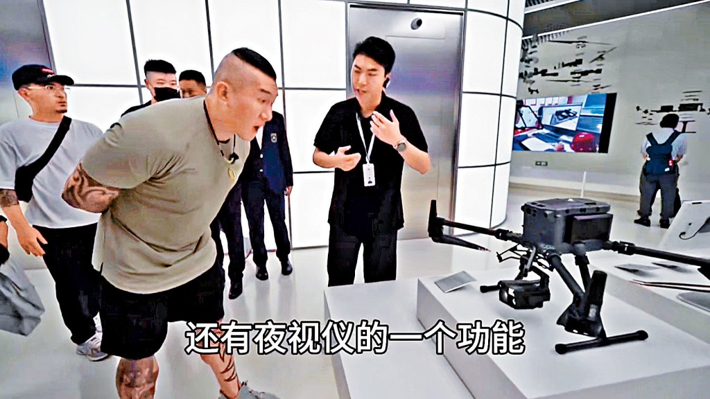 館長在大疆參觀，連連稱讚。