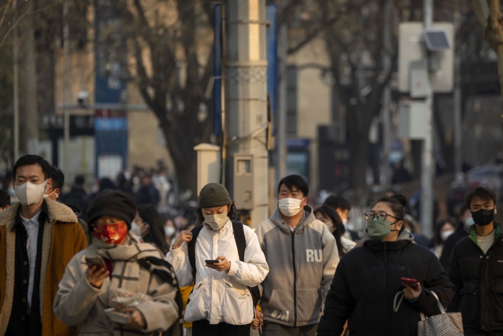 北京市局部發生的聚集性疫情，均為季節性流感引起的集中發熱或諾如等腹瀉病毒引起的急性胃腸炎。 路透