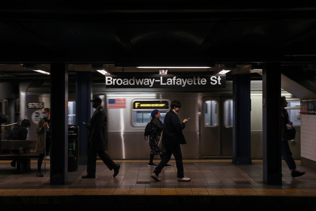纽约地铁以车站数量计算是世界上最大的地铁系统，共有472个车站正在营运。 路透社
