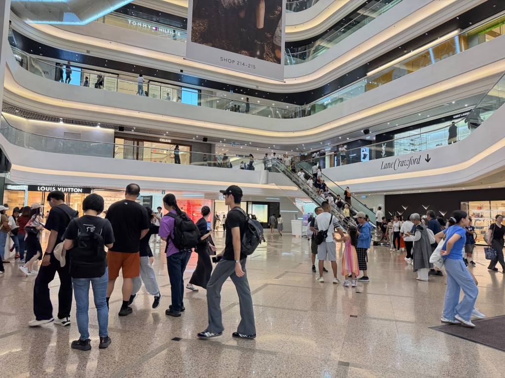 商場中庭,一改平日空曠冷清的氛圍。 商場中庭,一改平日空曠冷清的氛圍。