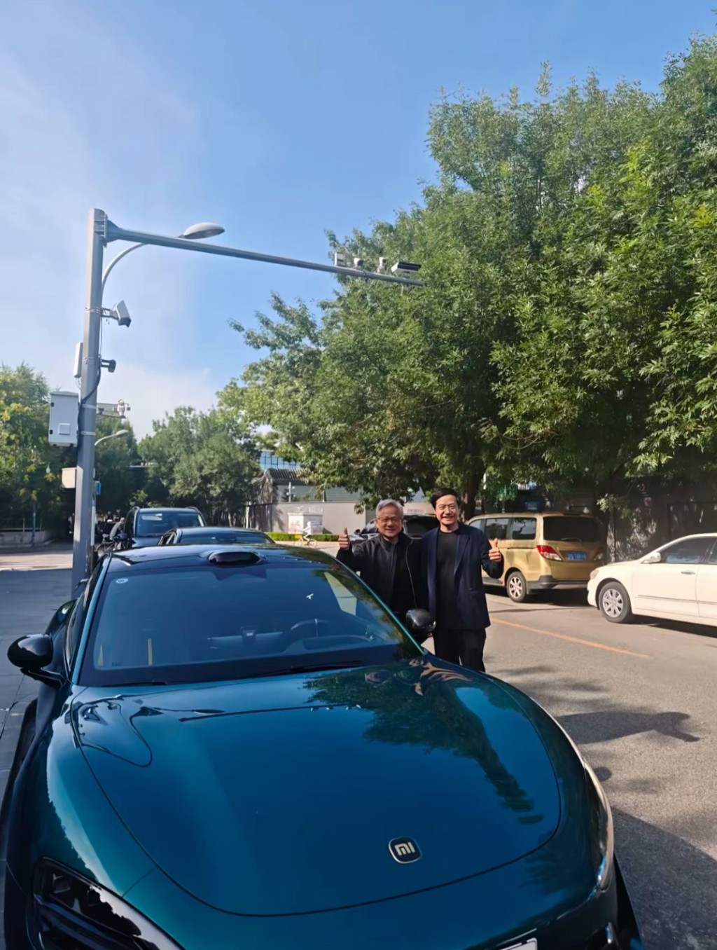 黃仁勳在北京與小米的雷軍合照。X@shanghaidaily 黃仁勳在北京與小米的雷軍合照。X@shanghaidaily