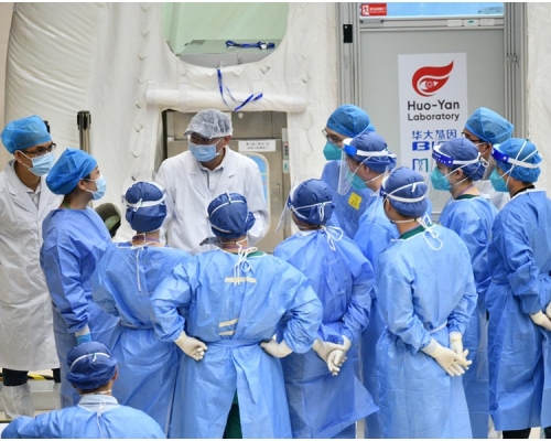 內地核酸檢測隊員來港協助「普及社區檢測計畫」的化驗工作。資料圖片