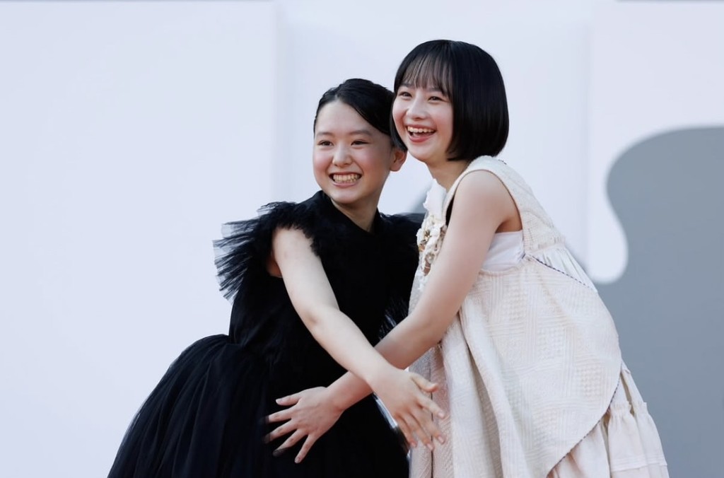 童星七瀨楓莉（右）及岡田六花都為《驀然回首》登上紅地毯。
