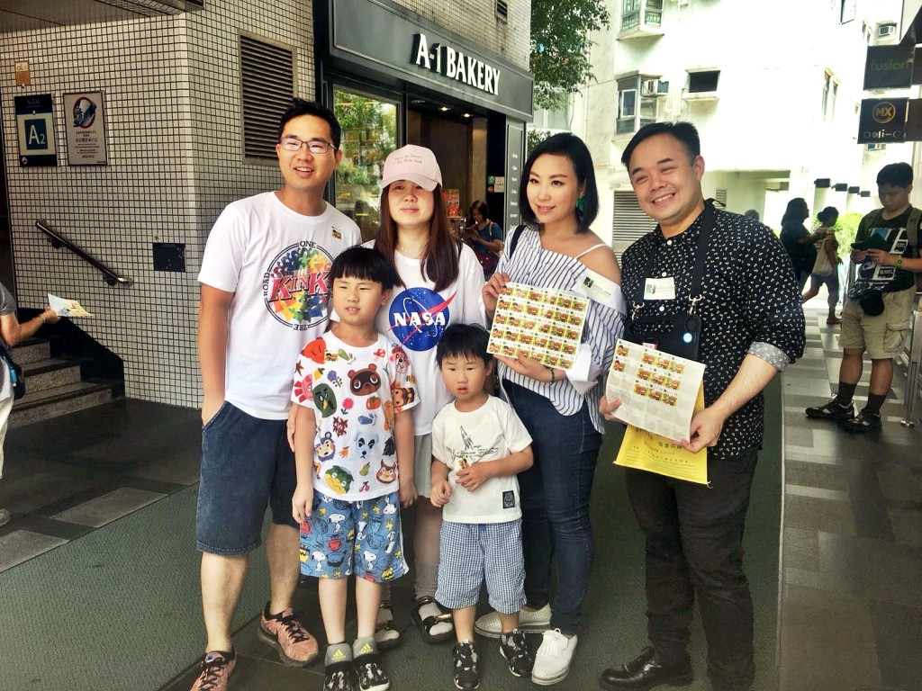 蝦頭同邵子風呼籲途人支持失明人協進會。