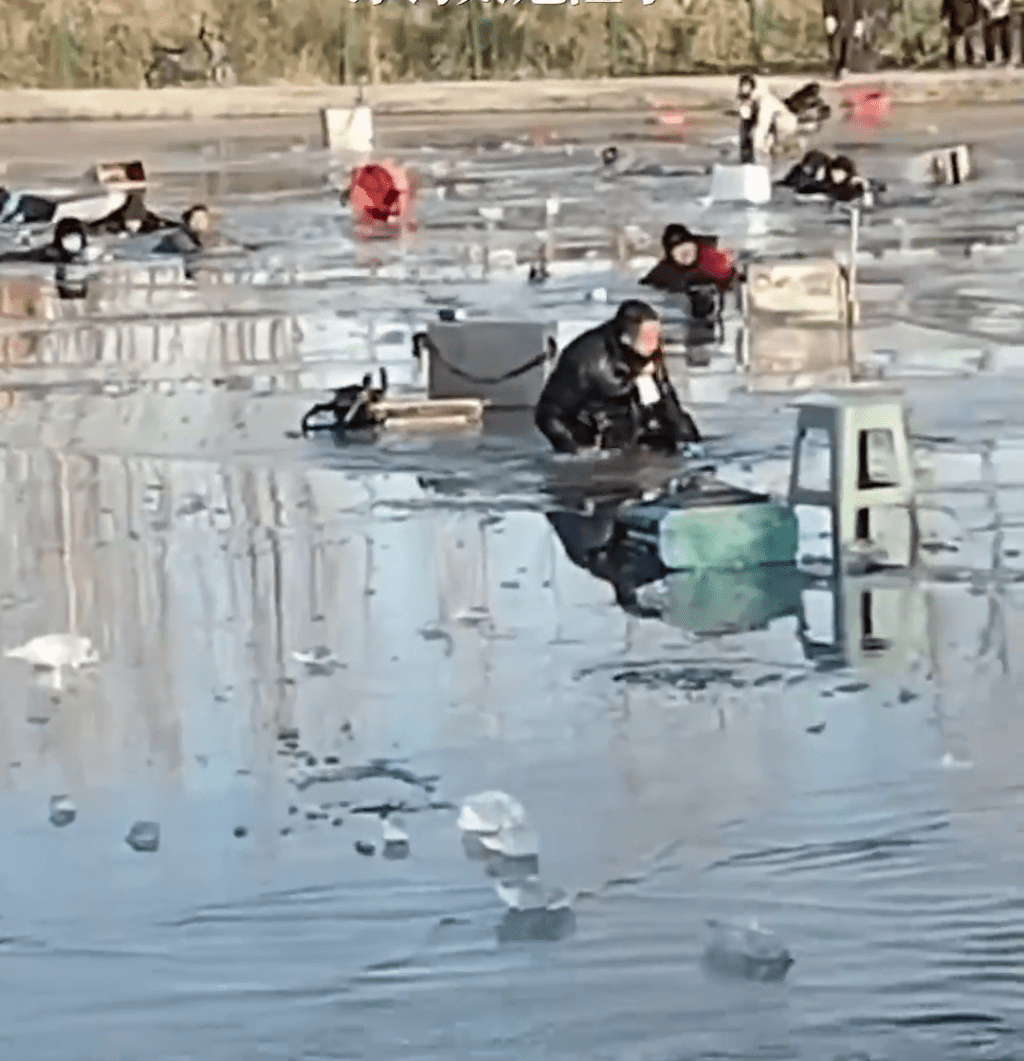 冰層突然裂開，多人跌落水。