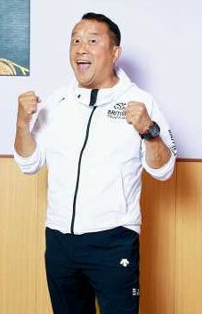 強勢回歸曾志偉喺大年初一以高層身份同無綫董事局主席許濤、行政總裁李寶安等齊齊同觀眾拜年。
