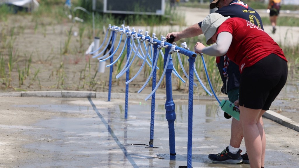 南韩天气炎热，参加者取水饮用。 路透社