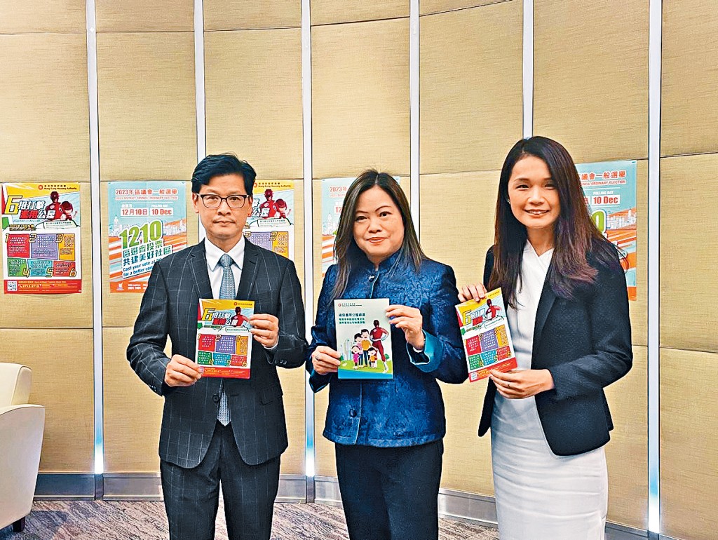 房屋局常任秘書長兼房屋署署長羅淑佩（中）呼籲住戶限期內交回申報表。