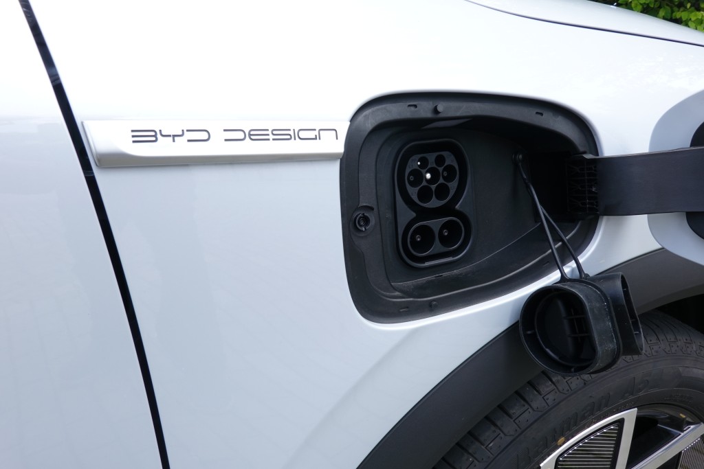 ●車頭右沙板內置歐洲制式CCS2充電插座，支援快慢充電選擇。