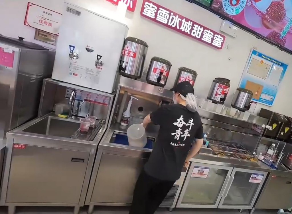 浙江00後蜜雪冰城女店工因獨力應付「爆單」痛哭。微博