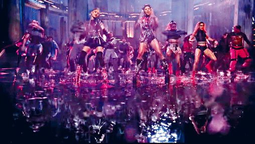■在新曲MV當中，Gaga與Ariana在雨中鬥舞。