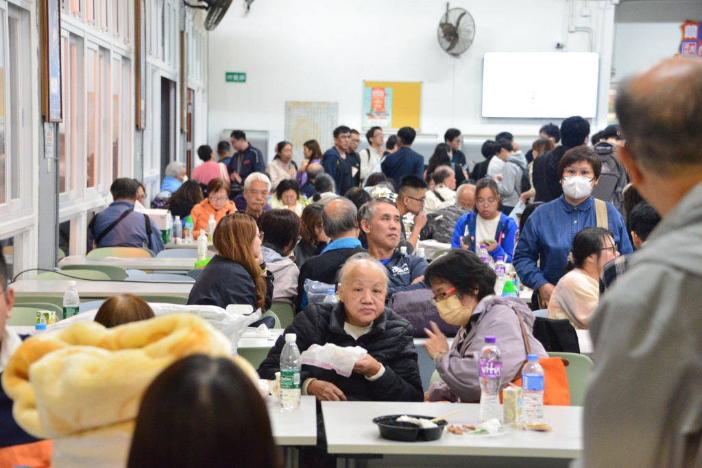 有醫療需要的居民可向醫療站的醫護人員求助。 有醫療需要的居民可向醫療站的醫護人員求助。