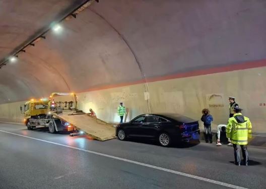 甘肅高速公路有汽車故障，以時速115公里狂奔490公里才停下來。甘肅公安交警