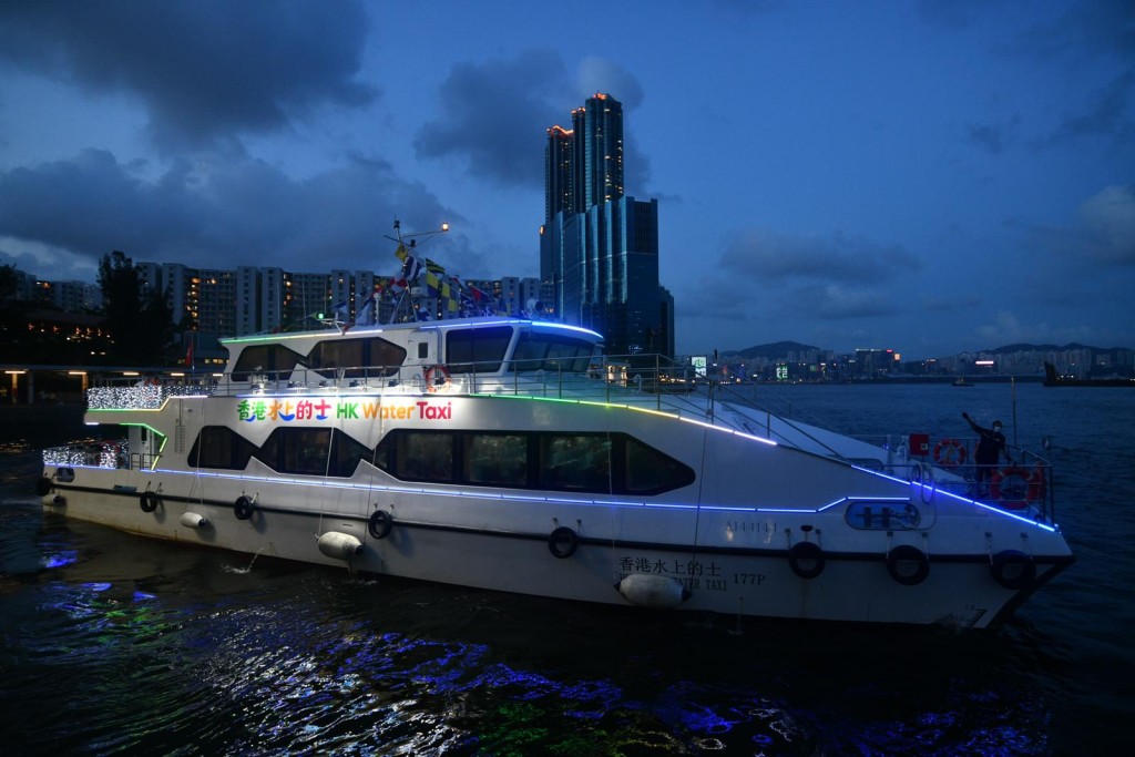 乘客可以登上甲板欣賞維港夜景及「幻彩詠香江」匯演。