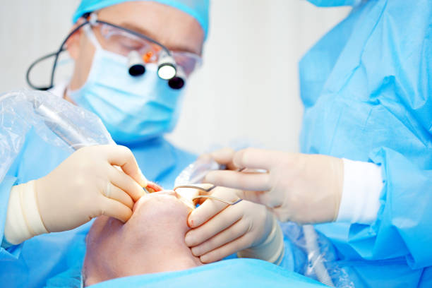 土耳其发生一宗恐怖医疗事故，一名男子在接受植牙手术时，牙医疑似用力过猛，一根螺丝钉插穿男子的颚骨和头骨，直达大脑区域。