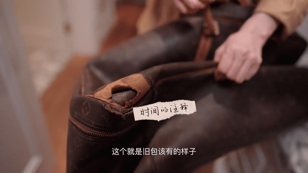章小蕙又大方骚出其中一个LV手提行李袋的破洞。