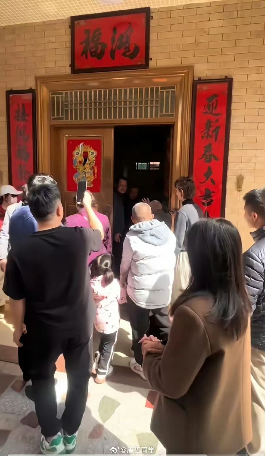 DeepSeek創始人返鄉，打卡遊客絡繹不絕。
