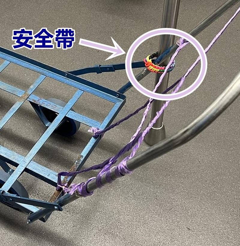 手推車以編織手繩固定位置，如扣上安全帶。fb香港失物報失及認領群組截圖
