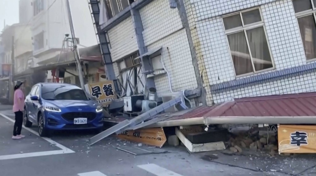 花蓮7.2級地震已增至9人死亡，800多人傷。美聯社