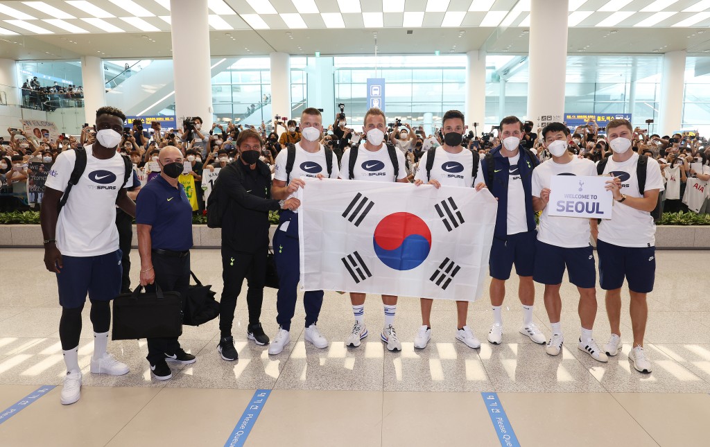 热刺球员手持南韩国旗大合照，相当大体，之后球员亲身向球迷挥手示好。 热刺twitter图片