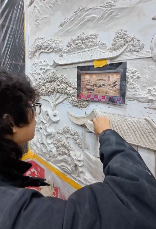「狼尾兄弟」憑細膩、立體感強烈的浮雕壁畫成功創業。抖音@狼尾兄弟的浮雕VLOG