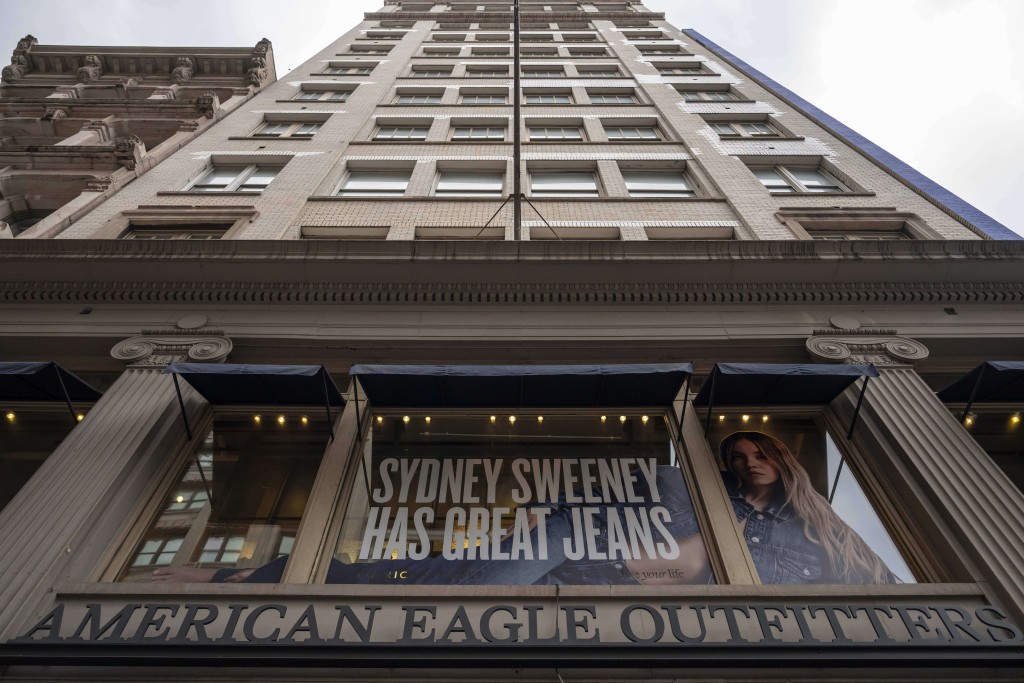 美國品牌American Eagles店外的Sydney Sweeney牛仔褲廣告非常矚目。美聯社 美國品牌American Eagles店外的Sydney Sweeney牛仔褲廣告非常矚目。美聯社