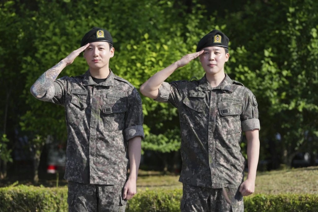 Jungkook和Jimin在,在京畿道漣川綜合運動場與傳媒及ARMY們見面,並向大家敬禮。(美聯社) Jungkook和Jimin在,在京畿道漣川綜合運動場與傳媒及ARMY們見面,並向大家敬禮。(美聯社)
