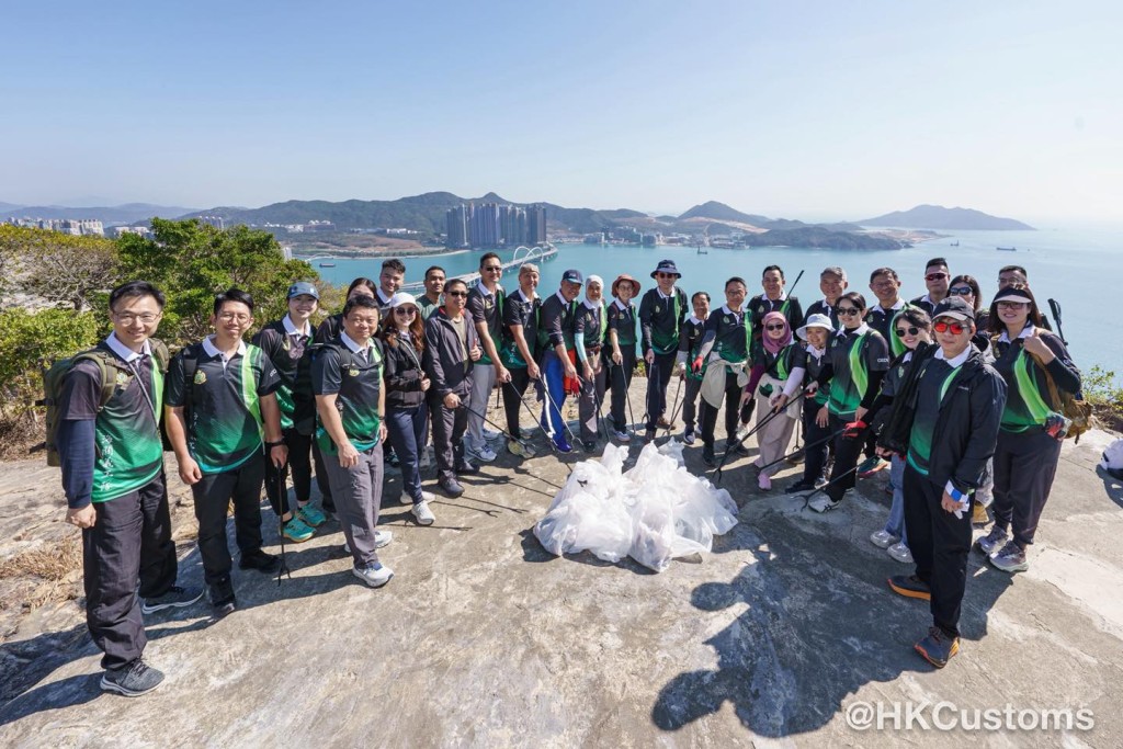 海關關長陳子達昨日與多位東盟成員國駐港總領事前往油塘炮台山清潔郊野山徑。香港海關facebook圖片 海關關長陳子達昨日與多位東盟成員國駐港總領事前往油塘炮台山清潔郊野山徑。香港海關facebook圖片