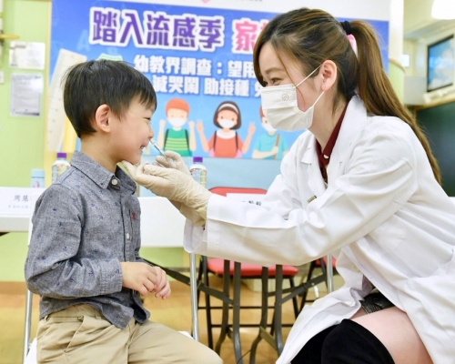 崔俊明指，採用噴鼻式流感疫苗對兒童好處甚多。